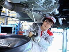 同世代のメカニックが活躍中