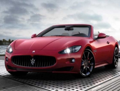 マセラティが並ぶ職場