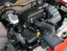 徹底的に軽量化された高性能エンジン搭載