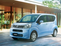 たくさんの自動車に囲まれるお仕事です