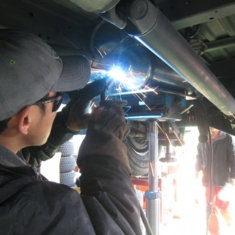 たくさんの自動車に囲まれるお仕事です