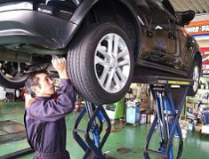 自動車整備風景